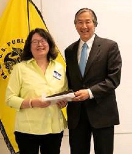 Hsieh and Koh Hsieh receives award from Koh